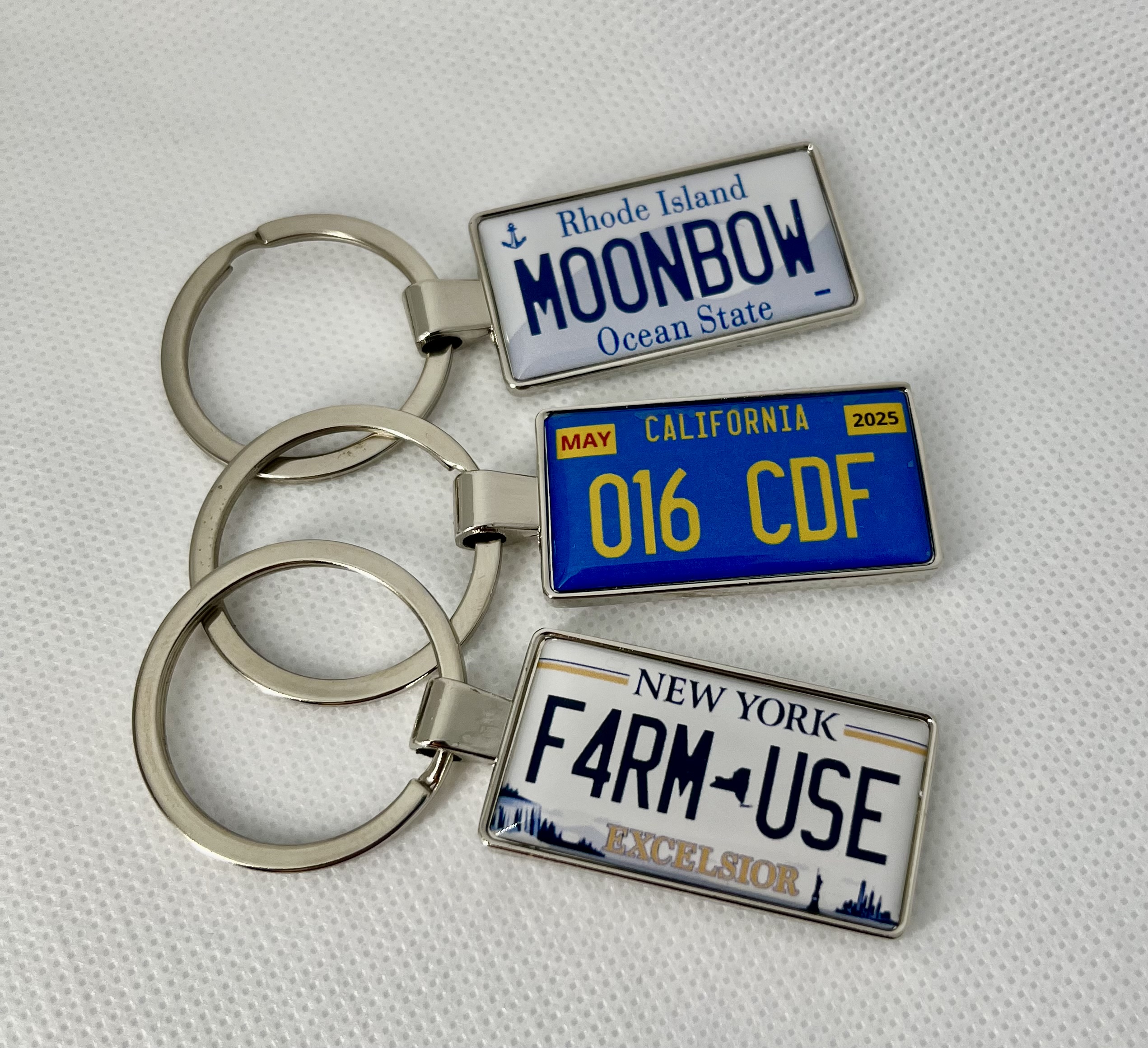 thumbnail interactive-video image 1 of Utah License Plate Souvenir Keychain – Ultra-Slim Aluminum, 2.5x1.25 Inches 1 of 3